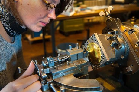 Beim Guillochieren werden Linienmuster in eine Metalloberfläche geschnitten. Diese maschinelle Gravurtechnik wird im Deutschen Technikmuseum regelmäßig vorgeführt.