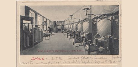 Blick in Habys Herrensalon, Werbepostkarte mit retuschierter Fotografie, 1902