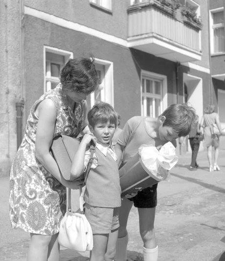 Mutter mit zwei Kindern, Einschulung mit Zuckertüte