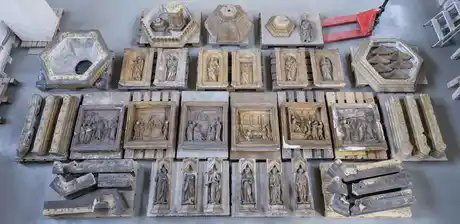 Teilmodelle vor der Restaurierung in der Modellhalle der Gipsformerei