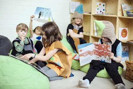 Kinder lesen in der Leseecke im Labyrinth Kindermuseum.