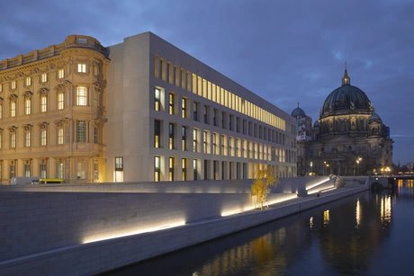 Ostfassde des Humboldt Forums bei Nacht