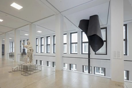 Kang Sunkoo, Statue of Limitations, 2020, Kunst am Bau in der Treppenhalle des Humboldt Forums neben der als Spur ausgestellten Skulptur Kurfürst Friedrichs II.