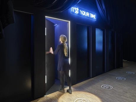 Besucherin in der Sonderausstellung "un_endlich", Akt 3 Tod - Der finale Moment. Gibt es ein Licht am Ende des Tunnels?