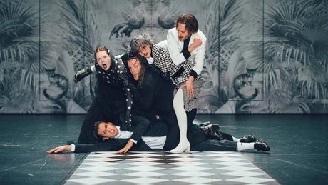 Bunbury. Ernst sein is everything!