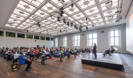 Besucher im Saal 1 - Humboldt Forum
