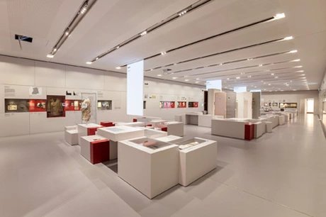 Inhaftiert in Hohenschönhausen, Ausstellungshalle mit Themeninseln