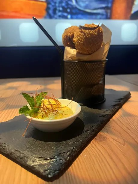 Fischbällchen mit mit Safran-Mayonnaise