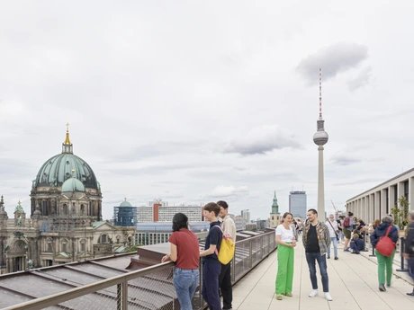 Besucher:innen auf der Dachterrasse des Humboldt Forum