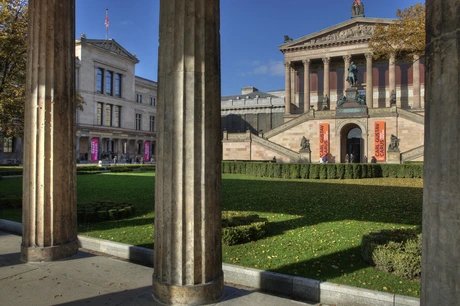 Blick vom Kolonnadenhof auf die Alte Nationalgalerie