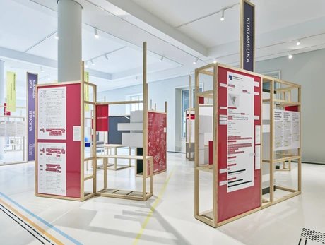 Blick in die temporäre Ausstellung "Leerstellen.Ausstellen - Objekte aus Tansania und das koloniale Archiv" im Humboldt Forum