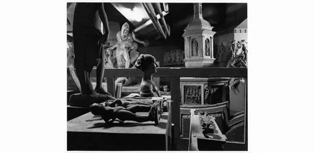 Ein demontierter Abguss des Taufbeckens im Dachgeschoss des Bode-Museums, 1990er Jahre