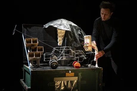 NICHTS oder Herr Käseweis fliegt zum Mond