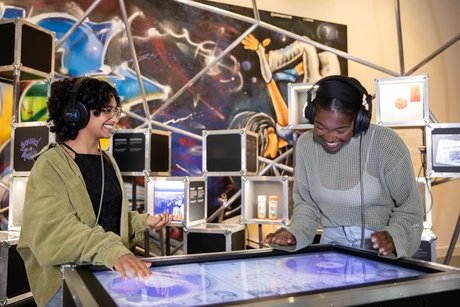 Jugendliche probieren das DJ Pult im Raum "Vergnügen" aus