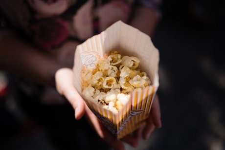 Nahaufnahme einer Popcorntüte