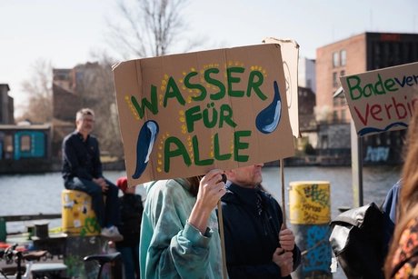 Wasser für Alle: Aktivist*innen auf dem Weltwassertag am 22.3.2025 in Berlin