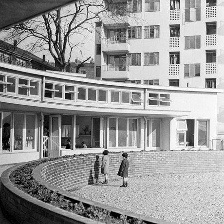 Edith Tudor-Hart, »Kensal Haus«, London, um 1937 © Estate of W. Suschitzky, courtesy Fotohof