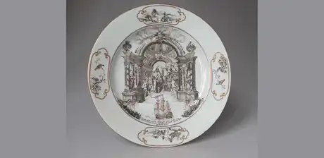 Teller mit Hochzeitsallegorie und Handelsschiff, China, Jingdezhen und Guangzhou, Qing-Dynastie, Qianlong-Ära, um 1740/50, Porzellan mit Aufglasurmalerei in Schwarz, Eisenrot und Gold