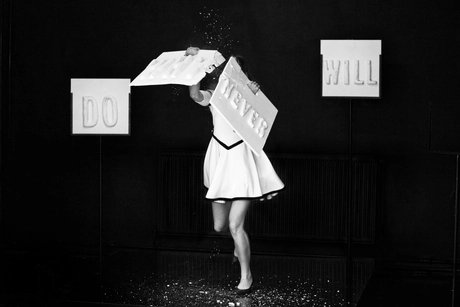 Miet Warlop / NTGent: One Song. Histoire(s) du Théâtre IV