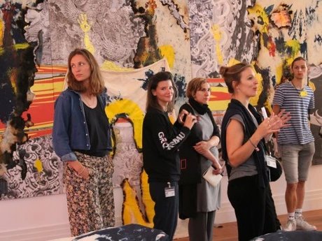 Jugendliche vor einem Kunstwerk