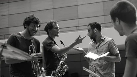 Die Musiker der Jazz-Band Die Hochstapler unterhalten sich während einer Probe