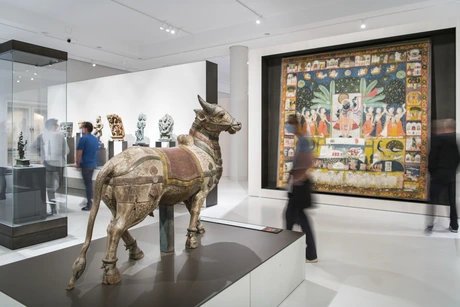 Prozessions-Stier Nandi, Reittier von Gott Shiva (19./20. Jahrhundert) im Modul "Kunst des Hinduismus in Südasien" des Museums für Asiatische Kunst im Humboldt Forum