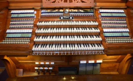 Spieltisch der großen Sauer-Orgel