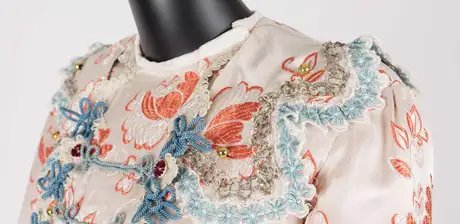 Detail der Sonntagskleidung einer Bauerntochter, getragen in Kéty / Giek (Schwäbische Türkei, Ungarn) 1942