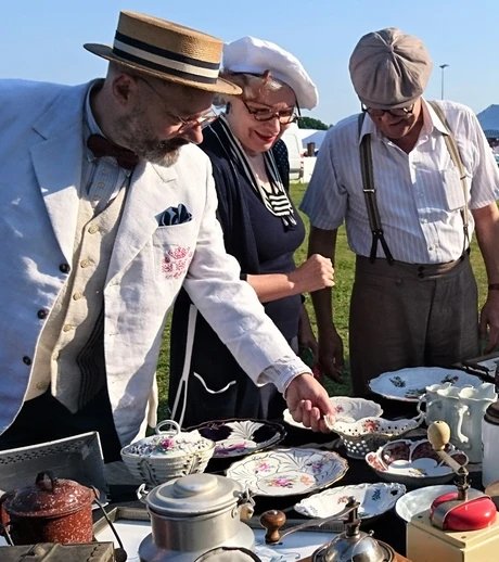 Berliner Antikflohmarkt auf der Trabrennbahn KARLSHORST