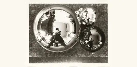 Marianne Brandt, Selbstporträt mit Kamera im Atelier in der Kugel gespiegelt, Bauhaus Dessau, um 1928 - 1929, Bauhaus-Archiv Berlin