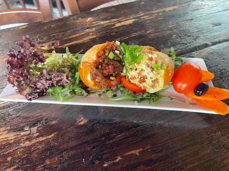 "Ciambotta lucana": Zwei Minibrötchen, eines mit Salami und eines mit Gemüse