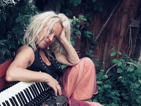 Cathrin Pfeifer „Wege in der Schwebe“ – Magic world of accordion