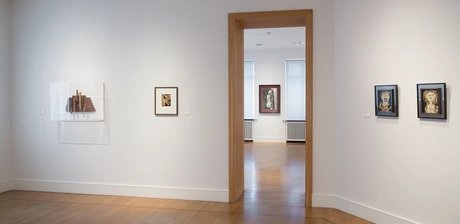 Ansicht der Sammlungspräsentation "Surreale Welten, Hans Bellmer, La poupée, 1936/38