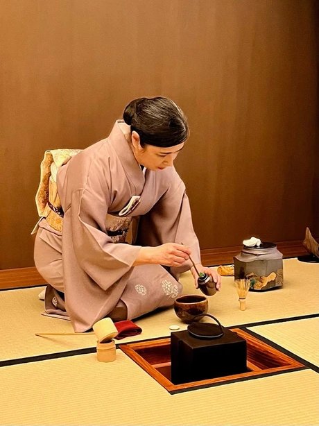 Die Teemeisterin Nobuko Sugai-Baumgarten während der Teezeremonie Chanoyu