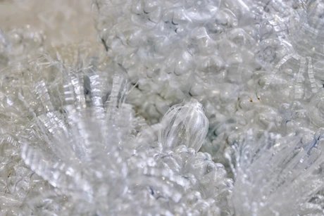 Arbeiten, die während des Upcycling-Workshops mit George Nuku entstanden sind, und im Rahmen seiner Ausstellung präsentiert werden