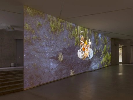 Blick in die Rafael Roth Galerie mit der Installation „DRUMMERRSSS“ von Gilad Ratman, 2020