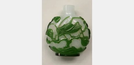 Snuffbottle (Schnupftabakflakon) mit Grille, China, Qing-Dynastie, 18./19. Jahrhundert, Glas mit grünem Überfang