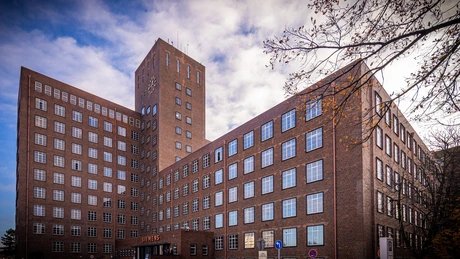 Mann mit Hut Touren - Industriekultur Siemensstadt