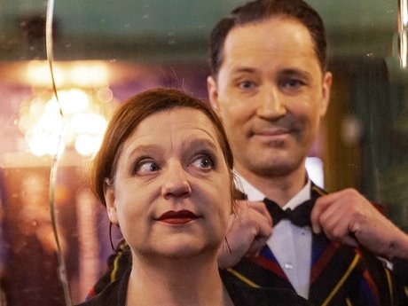 DAS GLÜCK RENNT HINTERHER