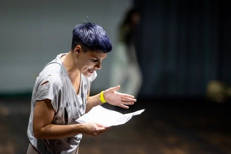 Kinga Ötvös in "Der Wiedersprüchliche" von Clemens Bechtel