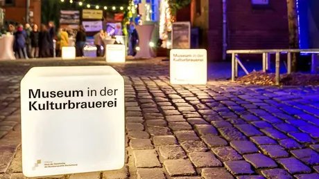 Der Eingangsbereich des Museums bei Nacht.