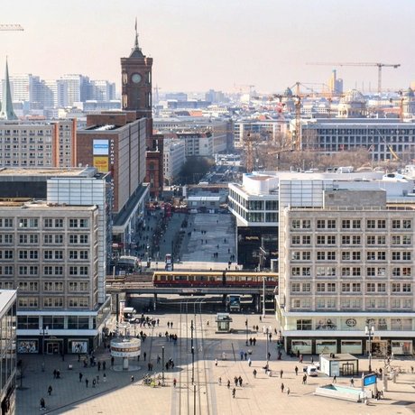 Alexanderplatz mit Blick zum Roten Rathaus