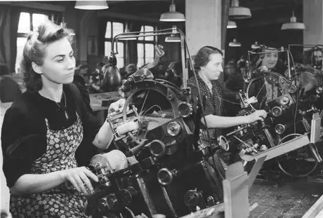 Französische Zwangsarbeiterinnen in der Spulenfertigung bei Siemens, Berlin 1943 (Propagandafoto)