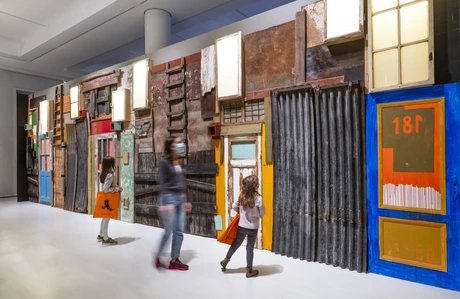 Besucher vor der Township Wall des angolanischen Künstlers Antonio Olé in den Sammlungen des Ethnologischen Museums im Humboldt Forum