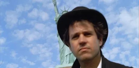 Filmstill aus Deutschland versenken, 9. November 1999: Christoph Schlingensief vor der Freiheitsstatue