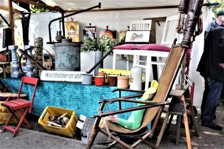 Berliner Antikflohmarkt auf der Trabrennbahn KARLSHORST
