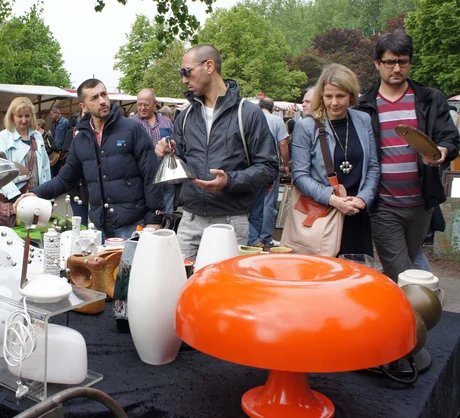 Berliner Antikflohmarkt auf der Trabrennbahn KARLSHORST