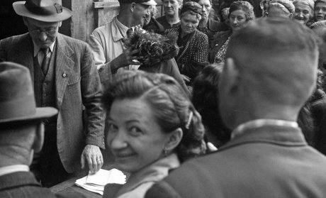 Bürger bei einer Versteigerung jüdischen Eigentums in der Gegend von Hanau, 1942 (Fotoausschnitt)