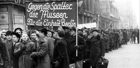 Massendemonstration der Berliner Werktätigen, Großkundgebung Unter den Linden zur Konstituierung des neuen Magistrats in der sowjetischen Zone, 30. November 1948