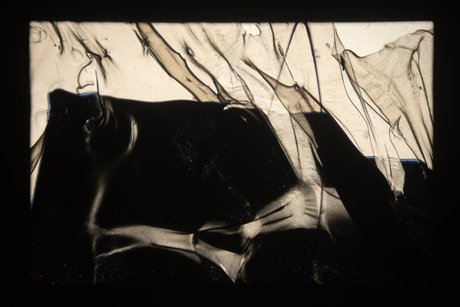 Rey Akdogan, Single slide from Carousel #9, 2016, Lichtfilter, verschiedenfarbige Verpackungsmaterialien, zusammengehalten durch Dia-Rahmen, 13 Min. Loop (80 Dias), Maße variabel. Courtesy die Künstlerin und Miguel Abreu Gallery, New York